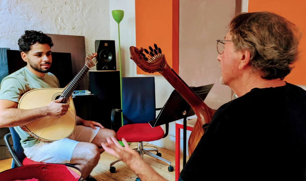 Un cours de guitare portugaise