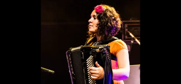 Ana Bela, chanteuse et musicienne du monde
