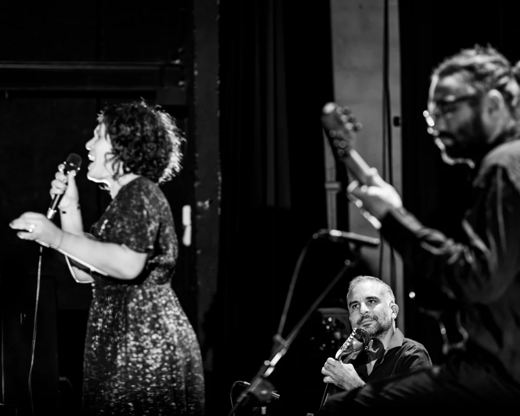 Le trio Ana Bela Fado lors d’une représentation de Fado, Arme de Liberté